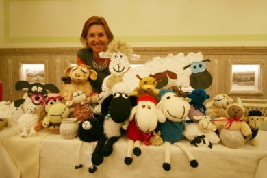 Kateřina Slivoníková s ovečkami, které se prodávaly v dobročinném adventním bazaru.