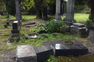 Část zničených náhrobků.