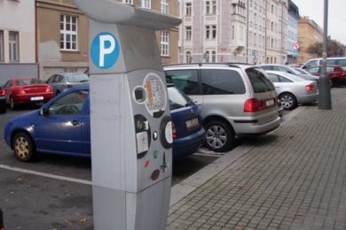 Praha 14 uvažuje na části svého území o zavedení parkovacích zón