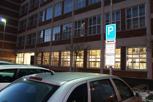 Nový režim parkování platí před budovami 13, 14 a 15.