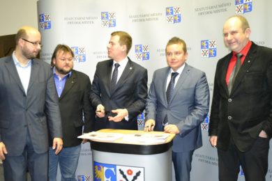 Podpis memoranda. Zleva: Karel Deutscher, Libor Koval, Michal Pobucký, Jiří Karásek ze Slezanu a Jiří Kajzar.