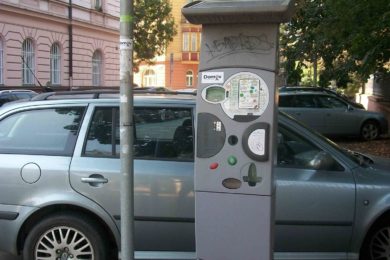 Na Praze 6 se začalo se značením parkovacích zón.