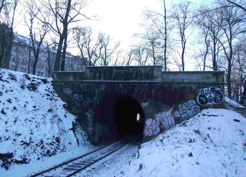 Železniční tunel ve Stromovce.