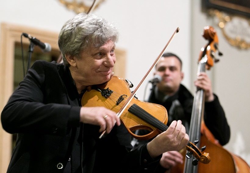 Jiří Pavlica během koncertu v místeckém kostele sv. Jana a Pavla.