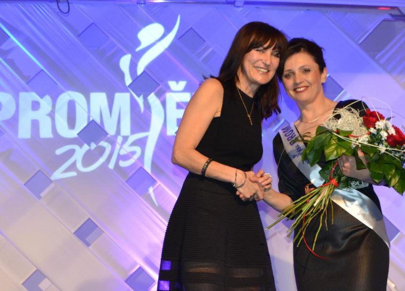 Vítězka loňského ročníku soutěže Proměna Zuzana Krutilová (vpravo) přijímá gratulaci od předsedkyně poroty, módní návrhářky Beaty Rajské. Foto