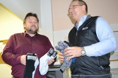 Libor Koval (vlevo) předává Stanislavu Staňkovi ponožky, které mezi sebou vybrali pracovníci sociálního odboru.