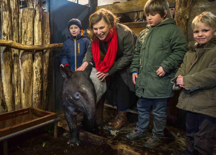 Herečka Lenka Krobotová pokřtila mládě tapíra čabrakového v Zoo Praha.