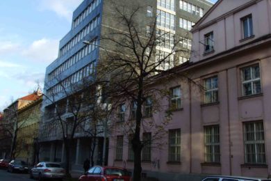 Radnici Prahy 7 by měl nákup budovy pro novou radnici v ulici U Průhonu a její rekonstrukce přijít na zhruba 250 milionů korun
