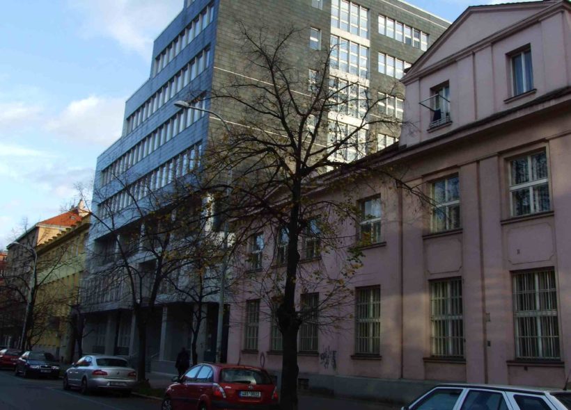 Radnici Prahy 7 by měl nákup budovy pro novou radnici v ulici U Průhonu a její rekonstrukce přijít na zhruba 250 milionů korun
