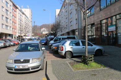 Na území deváté městské části by měli do poloviny letních prázdnin vzniknout fialové parkovací zóny.