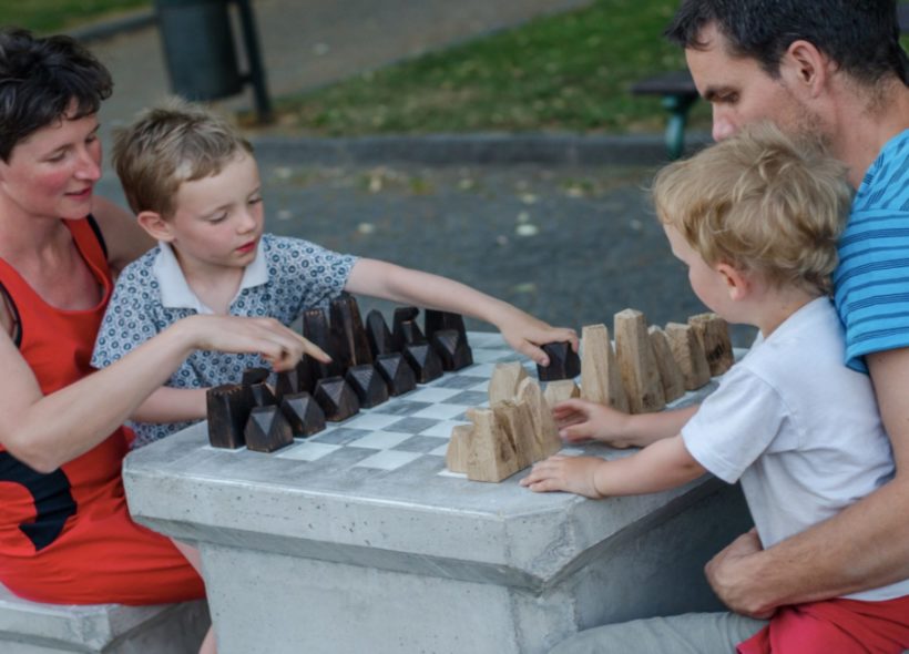 „Šachy lze hrát v každém věku. Pevně věřím, že u stolků budeme vídat soustředěné hráče a kolem nich patřičný počet kibiců,“ doplnil Jan Čižinský.