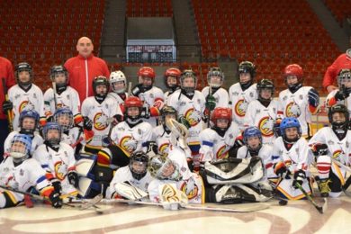 Hokejisté druhých tříd HC Frýdek-Místek se svými trenéry.
