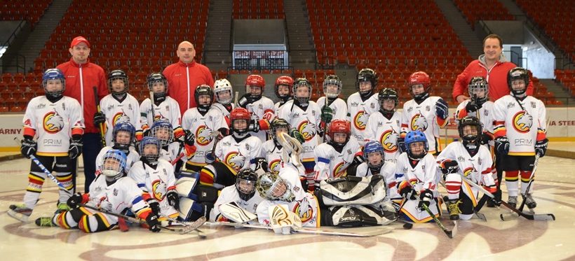 Hokejisté druhých tříd HC Frýdek-Místek se svými trenéry.