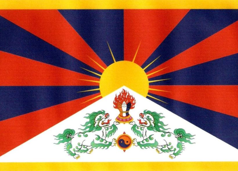 Na radnici Prahy 4 zavlaje tibetská vlajka.