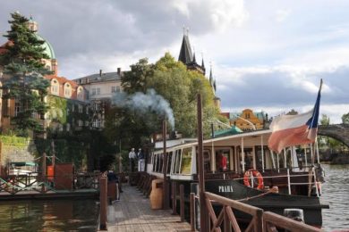 Po prohlédnutí expozice si návštěvníci mohou vychutnat jarní plavbu lodí po Čertovce a Vltavě