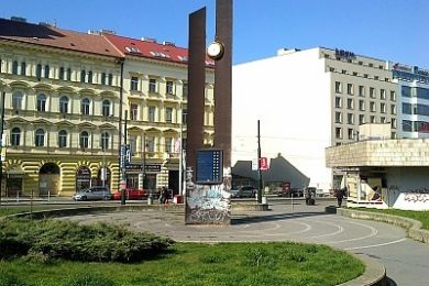 Nevyužívaný veřejný prostor na Florenci, nalevo od vestibulu metra se rozhodl využít projekt AQUA ADS