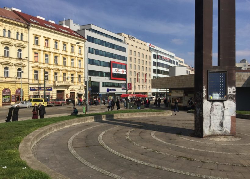 Iniciativa Aqua Ads vytvořila největší sluneční hodiny v Praze.