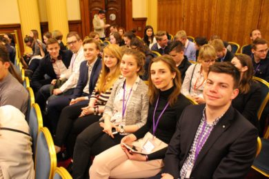 Zasedání Evropského parlamentu mládeže se zúčastnili i mladí studenti z Gymnázia Nad Kavalírkou