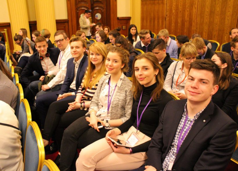 Zasedání Evropského parlamentu mládeže se zúčastnili i mladí studenti z Gymnázia Nad Kavalírkou