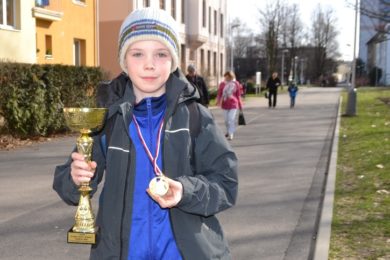 Šachista Richard Stalmach s pohárem a medailí za zisk titulu krajského přeborníka v družstvech mladších žáků.