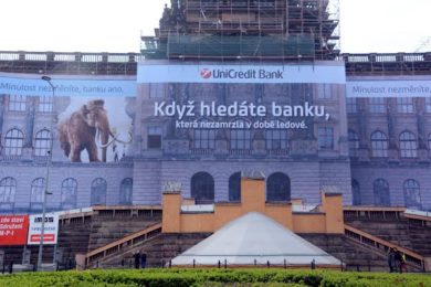 Po dobu rekonstrukce fasády Historické budovy Národního muzea bude na plachtě zakrývající lešení zobrazena fotoreprodukce fasády budovy s částmi věnované komerční reklamě.