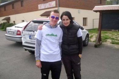 . Kateřina Piechowicz s běžcem Markem Causidisem, který se do úklidu zapojil s dalšími sportovci.