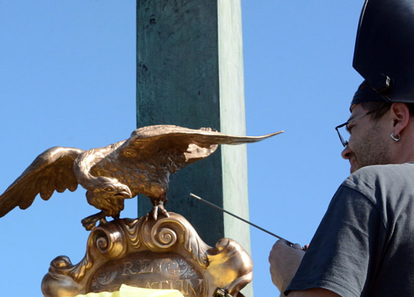 Jako by se orlici nelíbil svářecí drát...