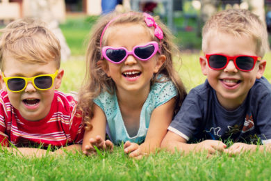 Poškození zraku z dětství v důsledku slunečního záření se může projevit až v dospělosti.