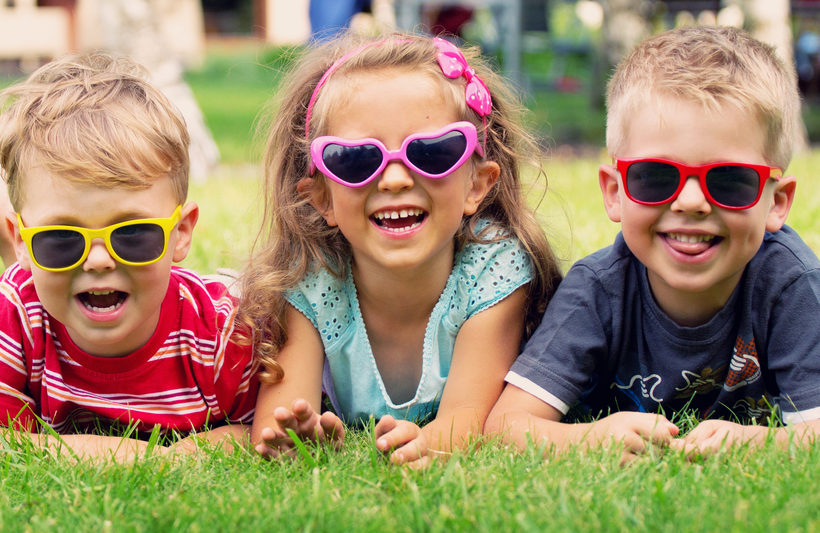 Poškození zraku z dětství v důsledku slunečního záření se může projevit až v dospělosti.