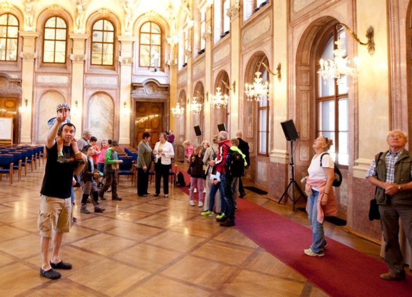 Brána zahrady z I. nádvoří Valdštejnského paláce se pro veřejnost otevře v 11 hodin.