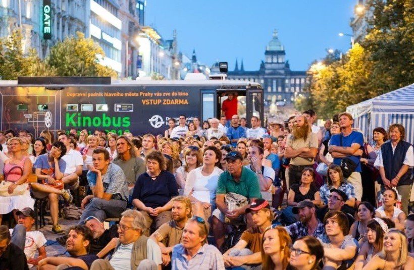 Oblíbené pojízdné kino opanuje prostřednictvím dalšího turné Dopravního podniku hlavního města Prahy i v letošním roce letní dny.