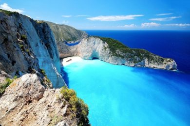 Romantiku a nádherné pláže nabízejí řecké ostrovy v Egejském moři. Na snímku pláž na Zakynthosu.