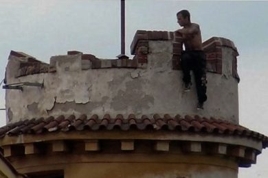 Polonahý muž vylezl na střechu
