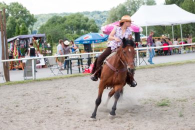 Tradičními westernovými závody v atmosféře Divokého západu oslavil Dětský ranč v Hlučíně začátek léta.