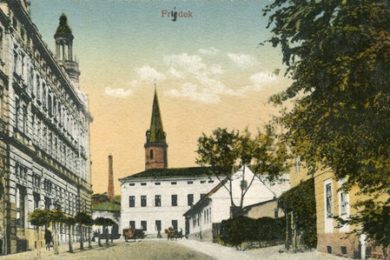 Frýdecký pivovar. Průhled na pivovar mezi budovami. Bílá stavba uprostřed je pivovarskou hospodou. Záběr z roku 1918.