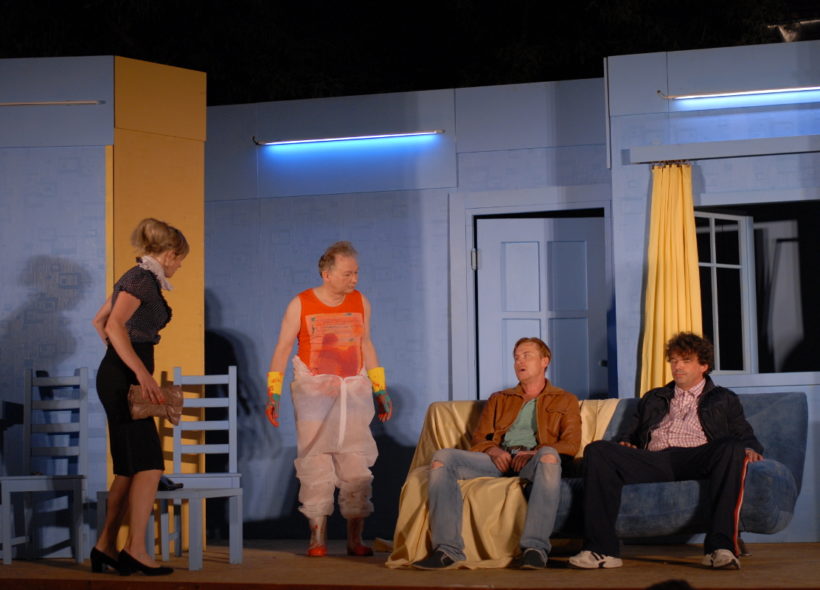 Společnost BCD CZ a.s. a divadelní společnost PAKLIŽE DIVADLO hraje nyní na letní scéně  ve dvoraně  Dominikánského Dvora v Braníku