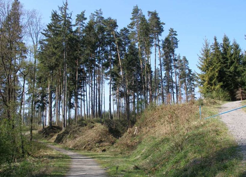 Místo pod Štandlem, kde jsou vidět staré příkopy a valy.