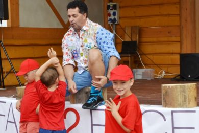 Martin Dejdar beseduje s dětmi na táboře v Dobré.