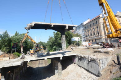 První část mostu byl vyříznuta z betonové konstrukce  dnes po 15. hodině
