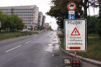 Provoz na Vysočanské estakádě je v obou směrech uzavřen z důvodu propadlé komunikace v úrovni zastávky Nad Jetelkou.