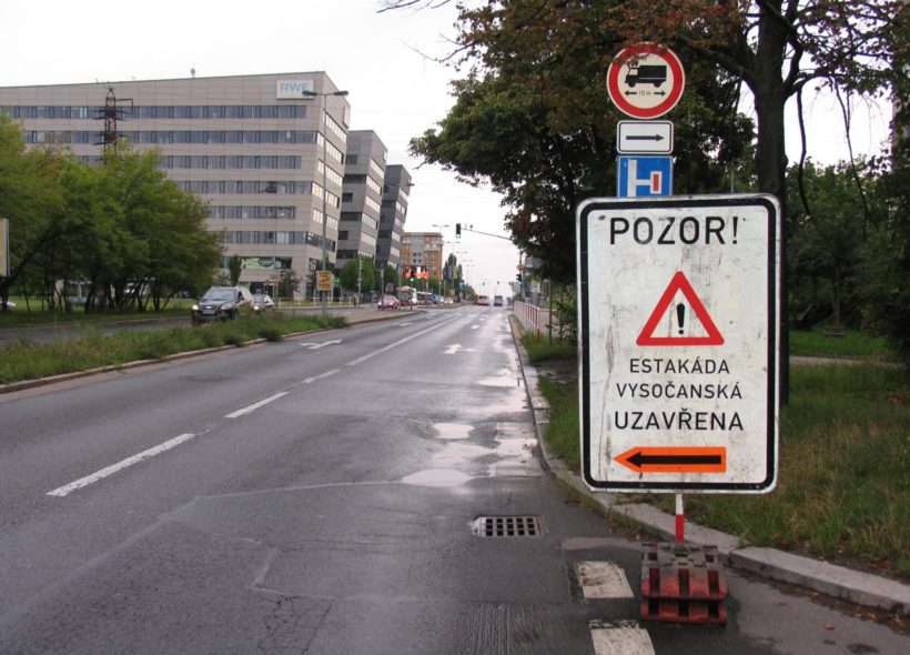 Provoz na Vysočanské estakádě je v obou směrech uzavřen z důvodu propadlé komunikace v úrovni zastávky Nad Jetelkou.