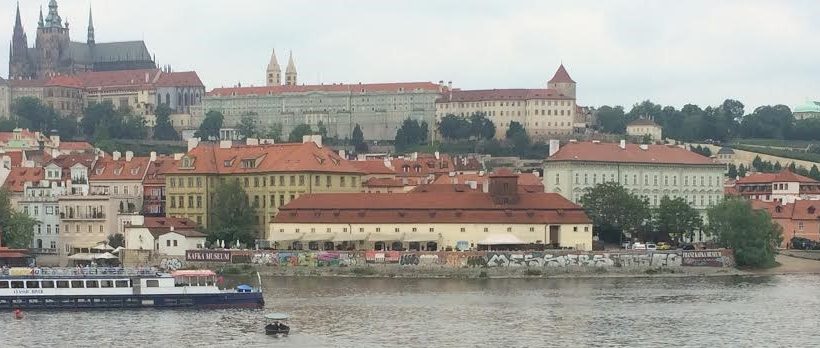 Praha 1 rozhodla vyčistit opěrné zdi na Kampě na nábřeží přiléhající k Hergetově Cihelně.