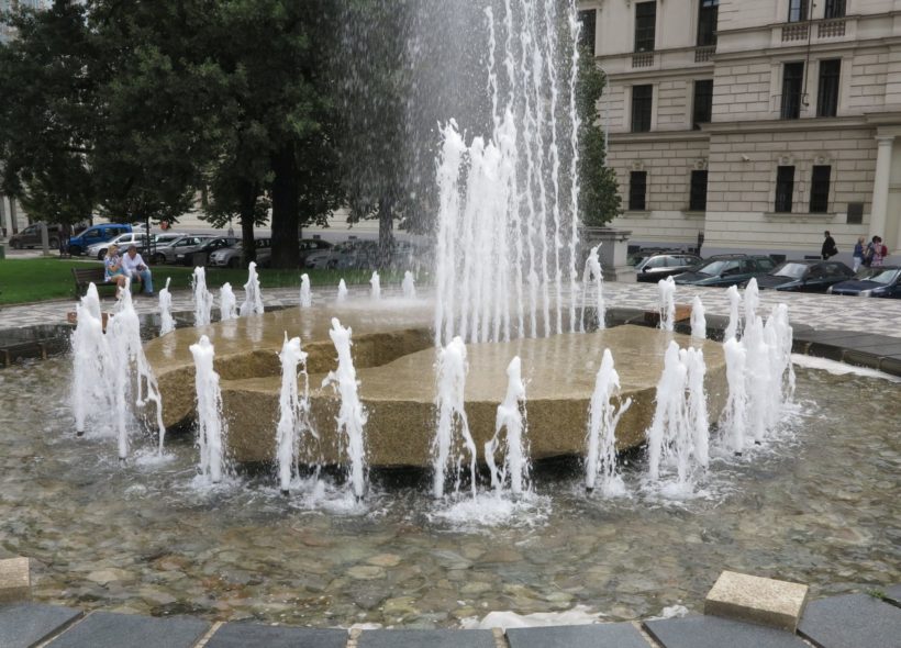 Opravená fontána už opět nabízí uklidňující pohled.
