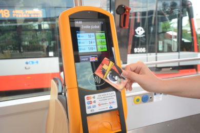 Platba  je jednoduchá, automat vydá po transakci už označenou jízdenku