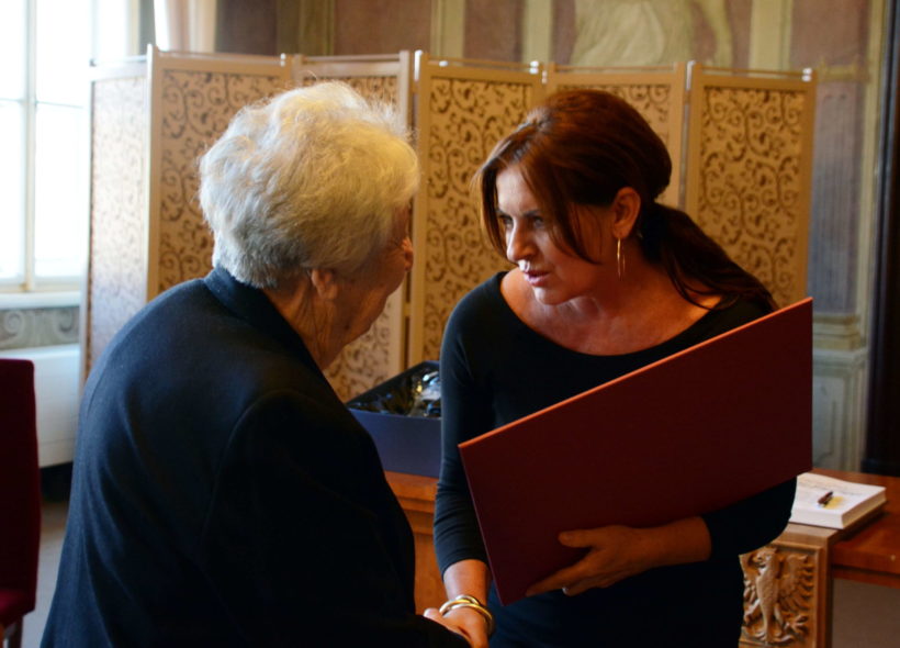 Alena  Borhyová při posledním oficiálním úkonu ve funkci - předává čestné občanství  Prahy 8 malířce Helze Hoškové Weissové uplynulý čtvrtek