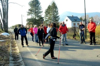 Ukázka správné chůze nordic walking.
