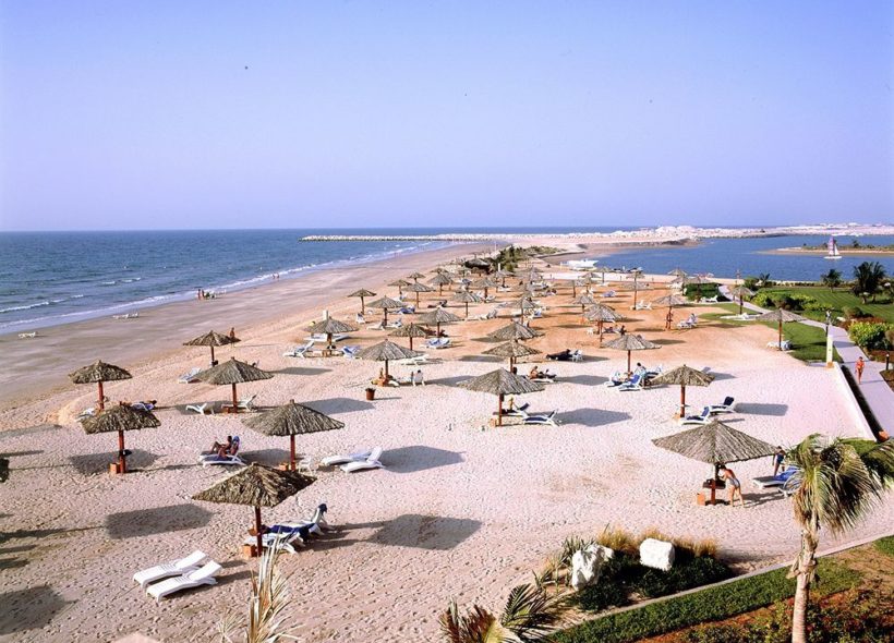 Nádherné pláže v poklidných letoviscích v emirátu Ras Al Khaimah jsou vhodné pro rodinnou dovolenou.