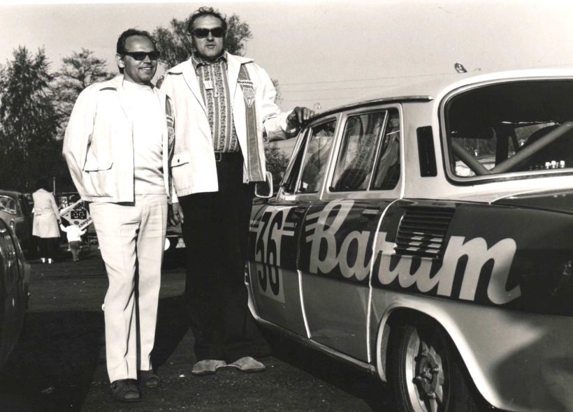 Zdeněk Kec (vpravo) se svým spolujezdcem Bedřichem Steuerem u vozu Škoda 120 S v úpravě pro rallye.
