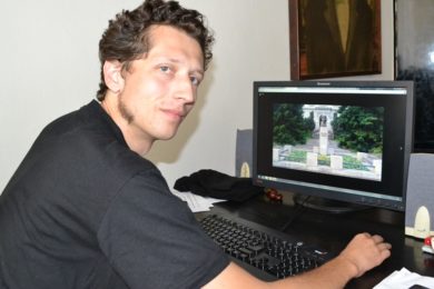 Jakub Tichý ukazuje v počítači mapu soch ve Frýdku-Místku.
