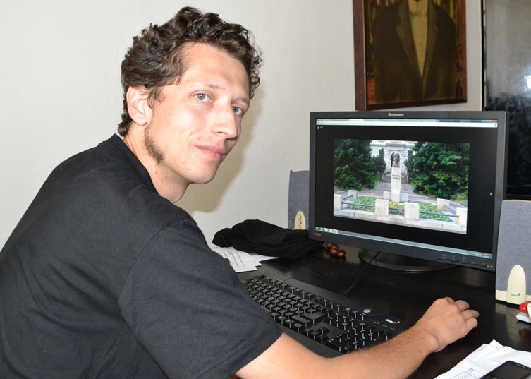 Jakub Tichý ukazuje v počítači mapu soch ve Frýdku-Místku.